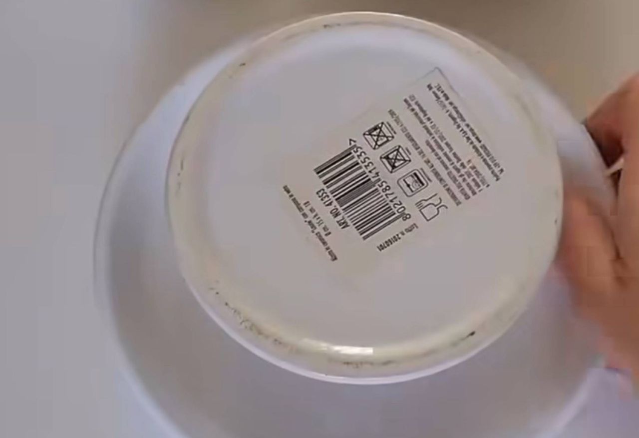 Influencer's clever hack: Remove sticky labels effortlessly