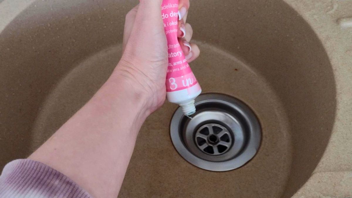 Kobieta wciska krem do odpływu