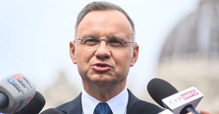 1000 złotych do pensji. Prezydent już podpisał ustawę