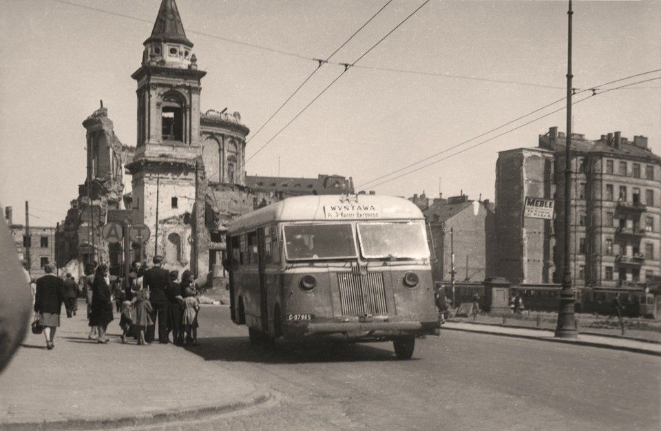 Podnosząca się z gruzów stolica na zdjęciach z albumu "Warszawa lata 40." 11