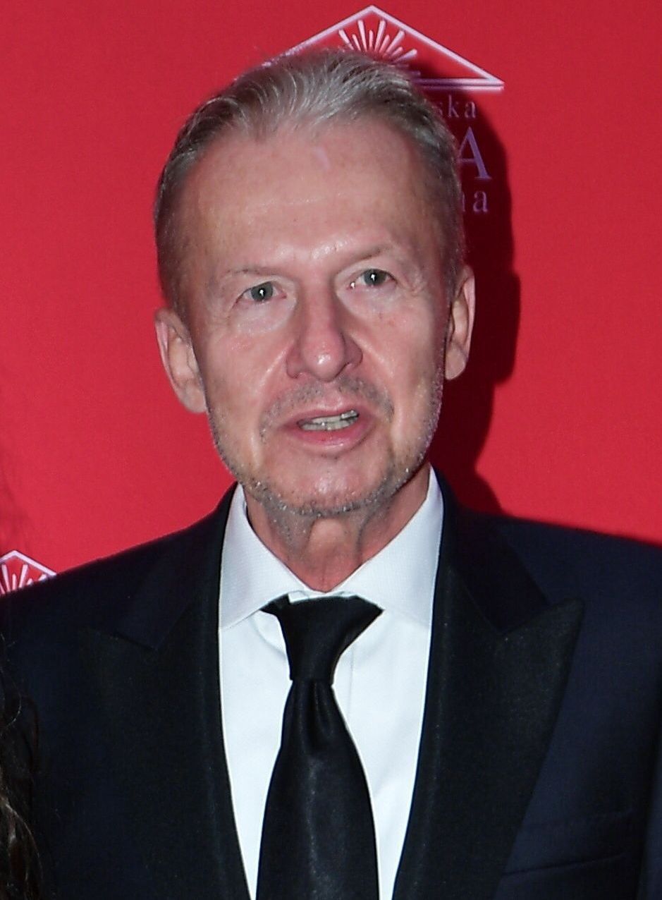 Elegancki Bogusław Linda na salonach