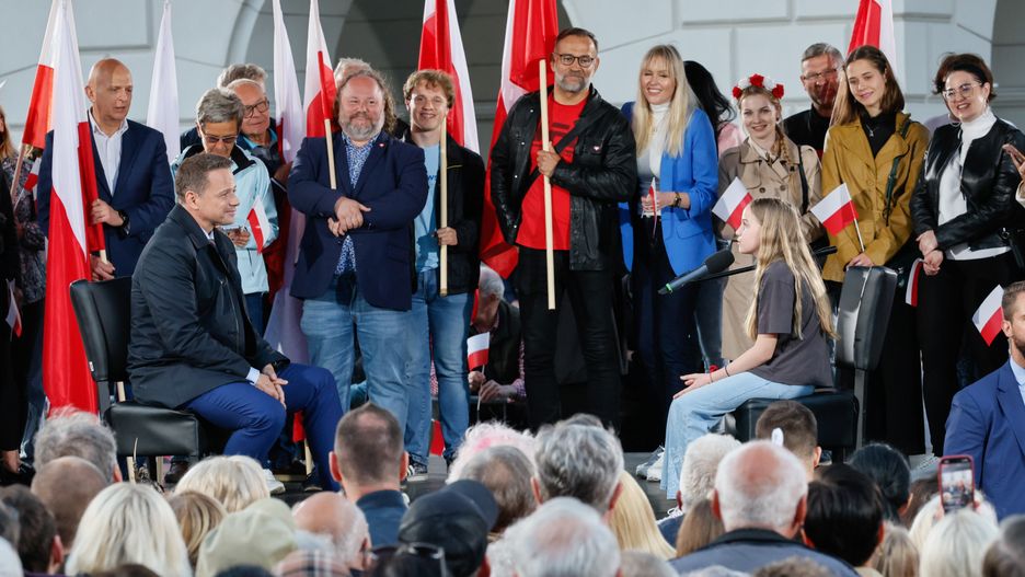Kalisz, 28.05.2025. Wybory prezydenta RP - kampania przed II turą. Kandydat KO w drugiej turze wyborów prezydenta RP, prezydent Warszawy Rafał Trzaskowski (C-L) na wiecu wyborczym na Rynku w Kaliszu, 28 bm. (jm) PAP/Tomasz Wojtasik
