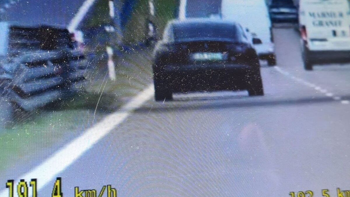 Kierowca tesli pędzący z prędkością 191 km/h po S19