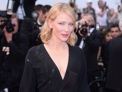 Cate Blanchett w czarnej sukni Armani Privé na festiwalu w Cannes