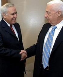 Szaron występuje z partii