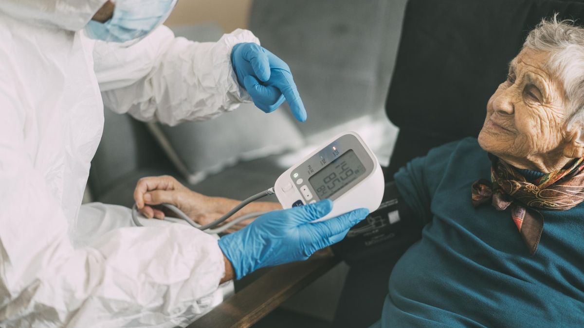 Lek na COVID do leczenia w domu. Kardiolog tłumaczy, kto nie będzie mógł stosować Paxlovidu