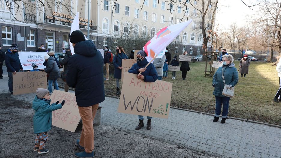 Szpital Praski pod wezwaniem Przemienienia Pańskiego. Protest mieszkańców Pragi przeciwko budowie ośrodka leczenia uzależnień na tyłach szpitala. 14.03.2021 Warszawa