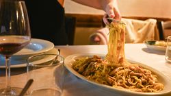 Jak wieczorny posiłek wpływa na organizm? Taka kolacja obciąża żołądek, utrudnia zasypianie