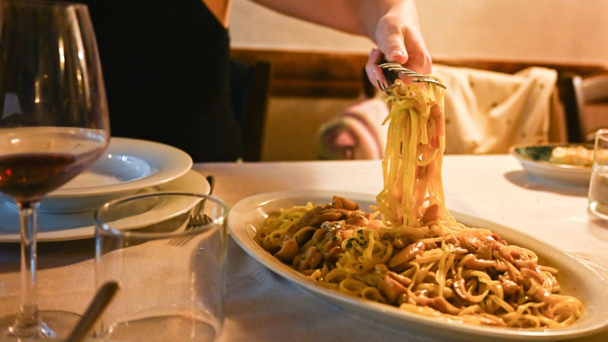 Czy wieczorne jedzenie ma wpływ na poranne wstawanie?