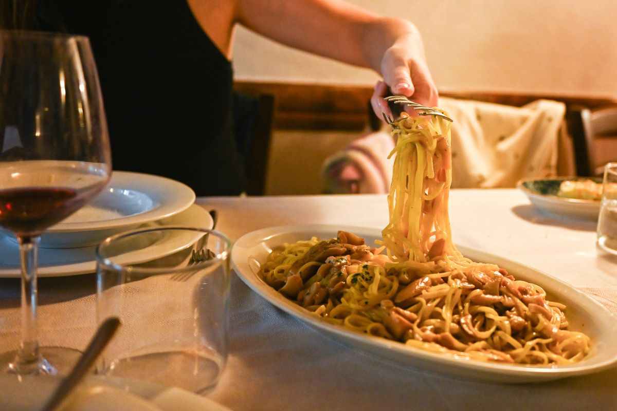 Jak wieczorny posiłek wpływa na organizm? Taka kolacja obciąża żołądek, utrudnia zasypianie