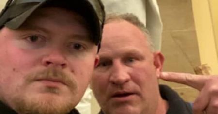 Szturm na Kapitol. Policjanci robili sobie selfie
