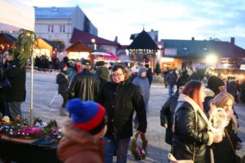 Chęciny: Kiermasz Bożonarodzeniowy 2025. Mikołaj, kolędy i atrakcje na Rynku Górnym