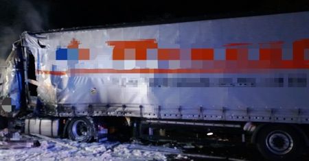 Koszmarny wypadek na obwodnicy Lublina. Tir uderzył w stojącą ciężarówkę i spłonął, nie żyje kierowca! Trasa S12/S17 zablokowana
