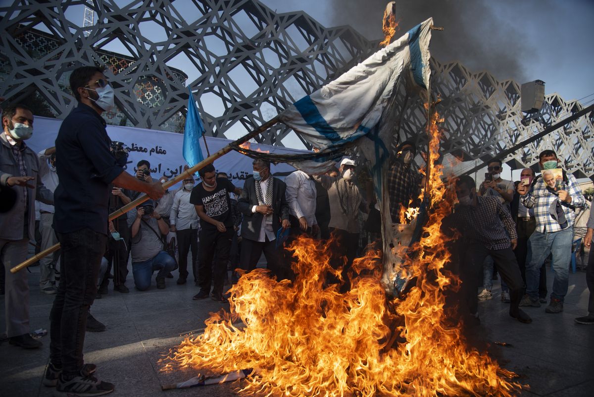 Protestujący Irańczycy palą flagę Izraela