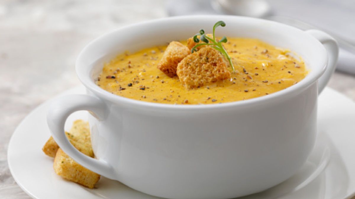 Zupa krem z dyni jest prosta w przygotowaniu, a do tego świetnie smakuje