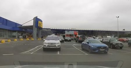 "Pani z mercedesa" nową mistrzynią parkowania. Nagranie jest hitem