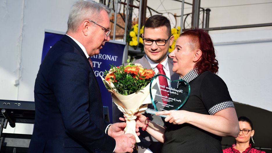 W gościnne progi Pałacu Lubostroń zjechali przedstawiciele instytucji pomocowych z Kujaw i Pomorza, by wziąć udział w II Wojewódzkich Obchodach Dnia Pracownika Socjalnego. Na pierwszym zdjęciu Joanna Nowakowska z DPS w Suchorączku odbiera od wojewodów nagrodę &#34;Kryształowe Serce w Polityce Społecznej&#34;. Innych wyróżnionych i uczestników uroczystości pokazujemy na kolejnych zdjęciach w naszej galerii.