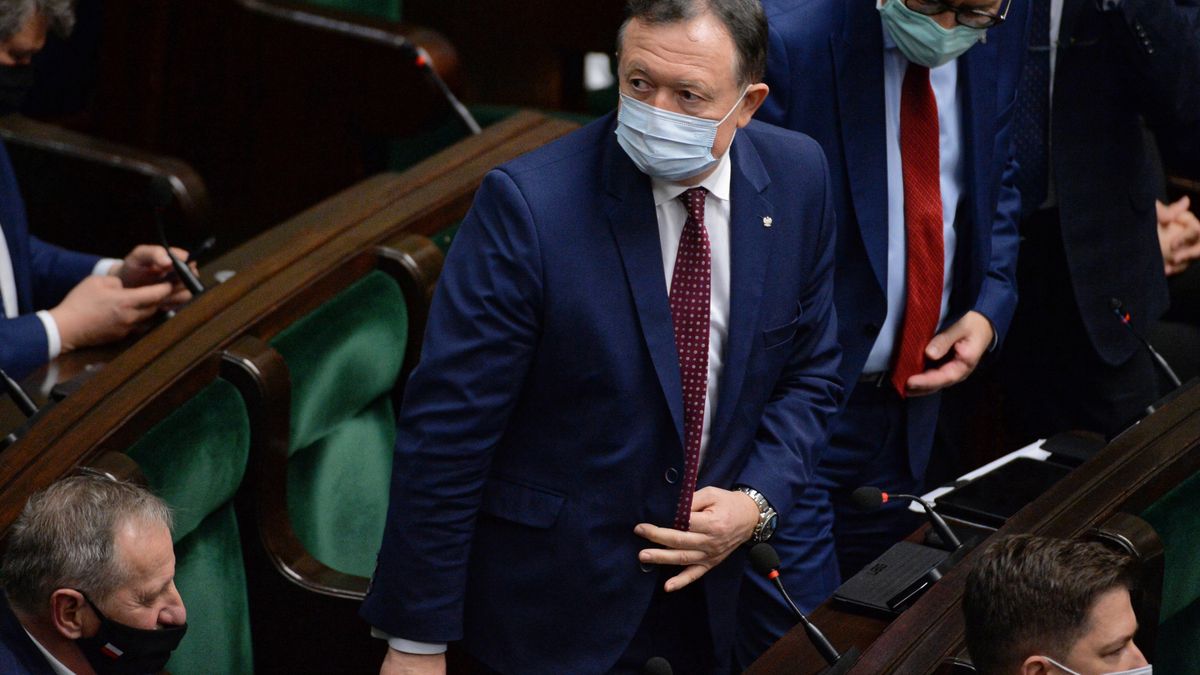 Warszawa, 09.02.2022. Powołany na członka Rady Polityki Pieniężnej Wiesław Janczyk (C) na sali obrad podczas posiedzenia Sejmu w Warszawie, 9 bm. (amb) PAP/Marcin Obara