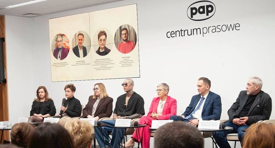 Influencer Stifler twarzą akcji "Sieci na dzieci: stop cyberprzemocy". Ze wsparciem resortu edukacji