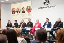 Debata inicjująca kampanię, czwarty od lewej: "Stifler"