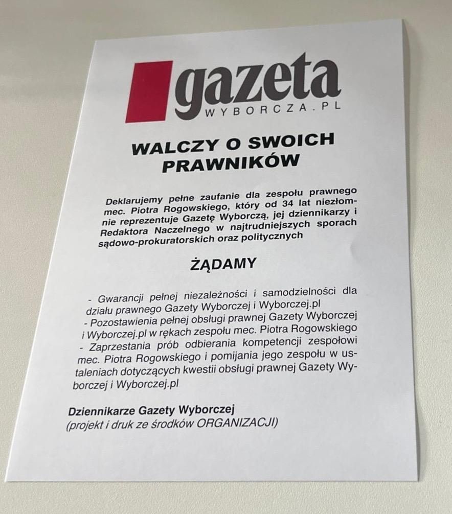 Wojciech Czuchnowski zorganizował akcje  wlepkową w Agorze. 