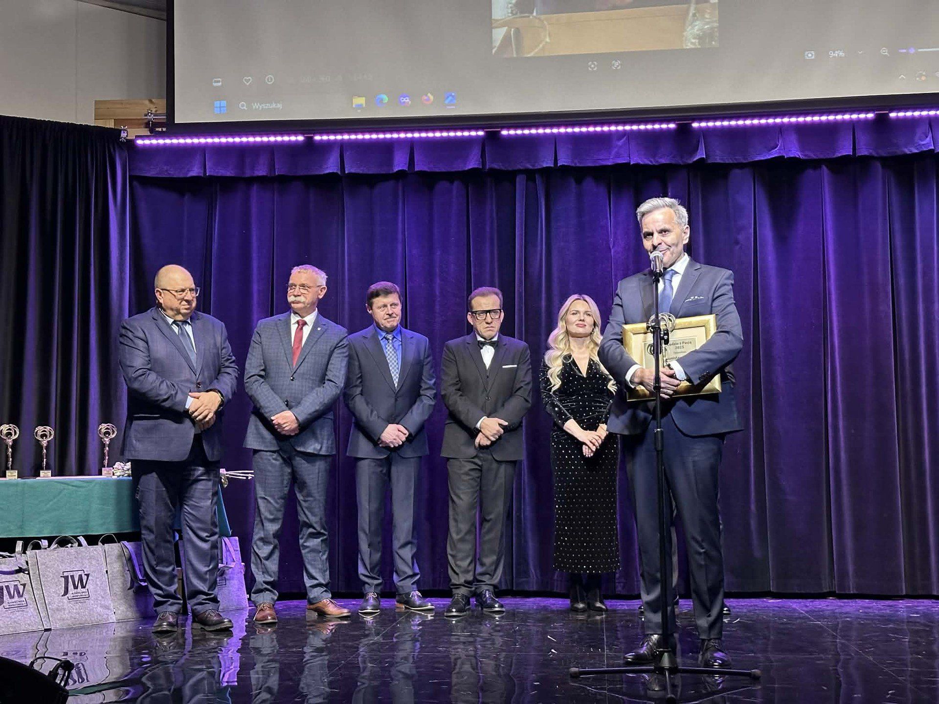 Stanisław Wróbel, redaktor naczelny &#34;Echa Dnia&#34;, odbiera statuetkę w kategorii Dziennikarz.