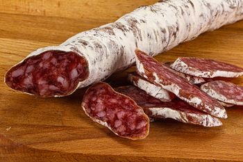 Wygląda jak spleśniała kiełbasa, ale czy jest zdrowa? Wyjaśnijmy to raz na zawsze