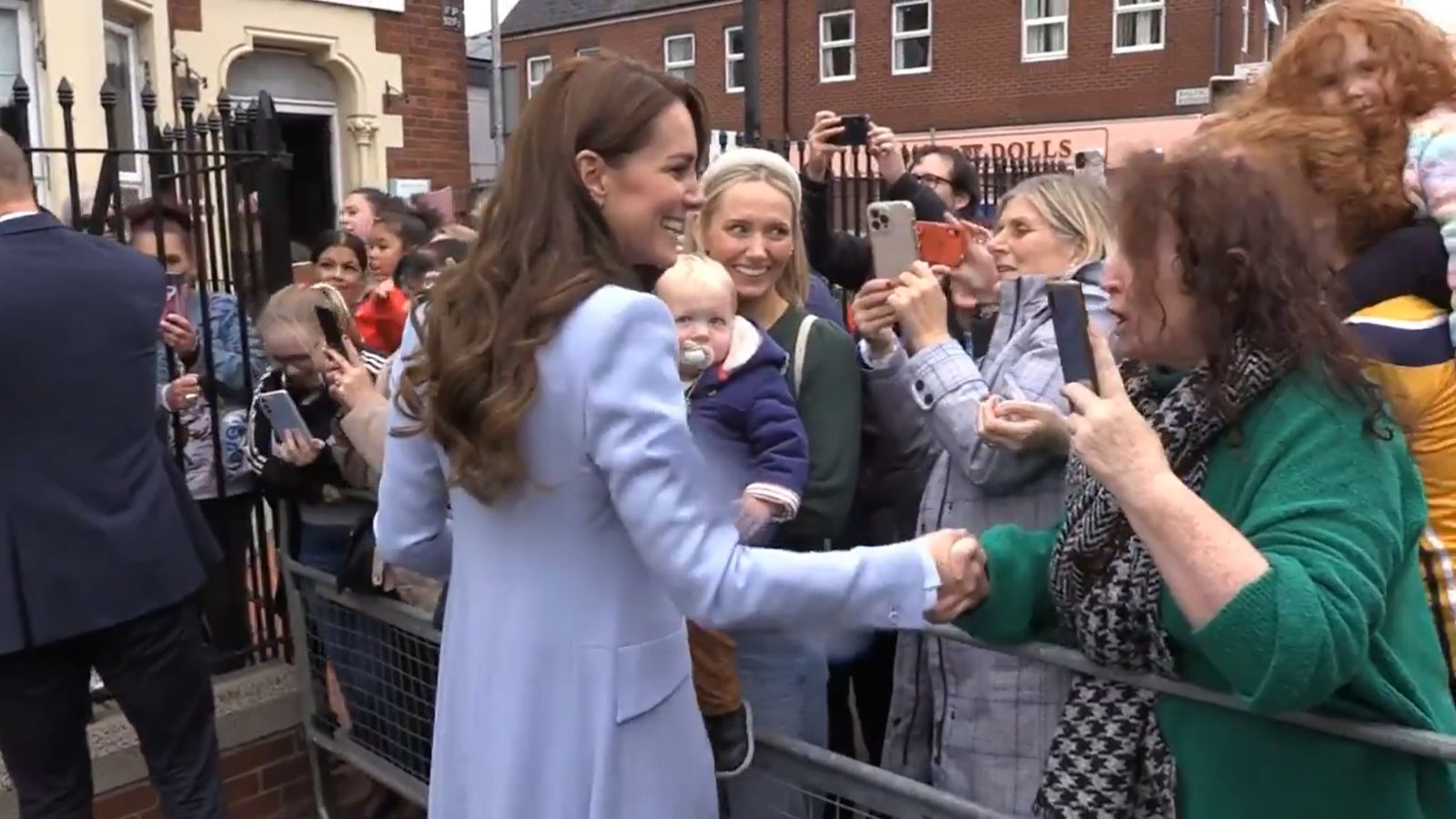 Irlandka "ciepło" wita Kate Middleton podczas wizyty w jej kraju. Zrobiło się nieprzyjemnie...