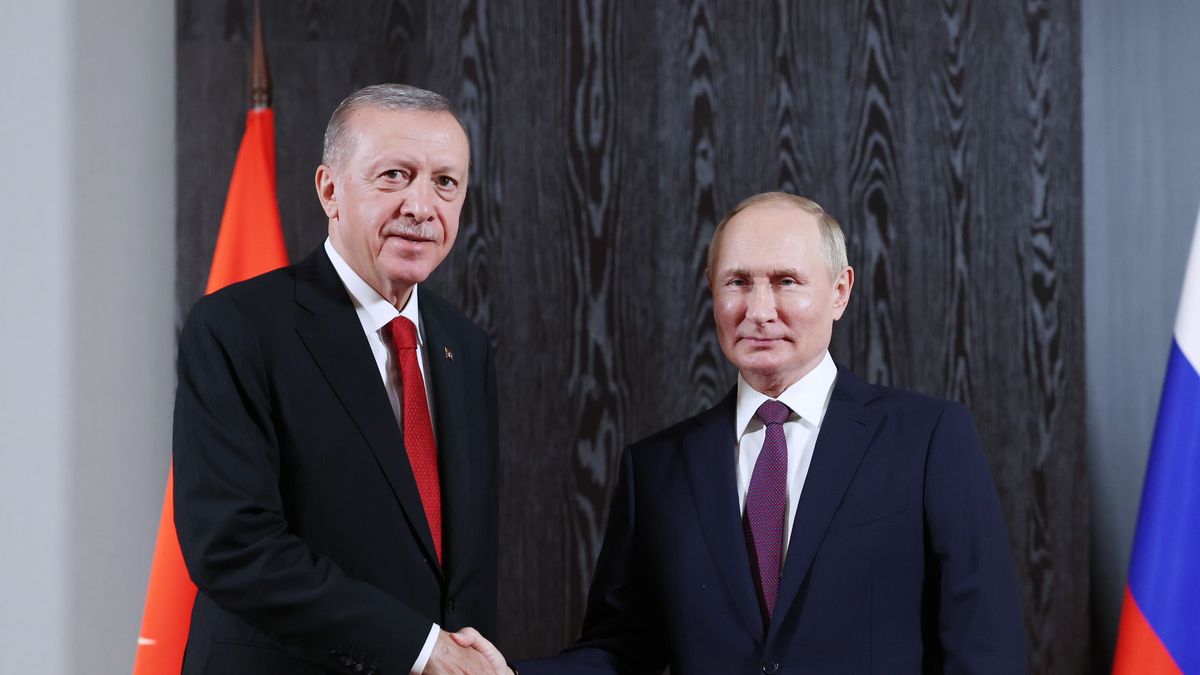 SAMARKAND, UZBEKISTAN - SEPTEMBER 16: Turkish President Recep Tayyip Erdogan (L) meets President of Russia, Vladimir Putin (R) within the 22nd meeting of the Shanghai Cooperation Organization (SCO) leaders' summit in Samarkand, Uzbekistan on September 16, 2022. (Photo by Murat Kula/Anadolu Agency via Getty Images)