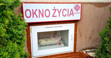 Noworodek w oknie życia. "Dziewczynka miała dwa dni"