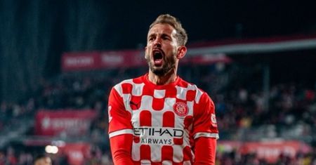 Nie jest Messim, ani Ronaldo, ale kibice chcą jego pomnika