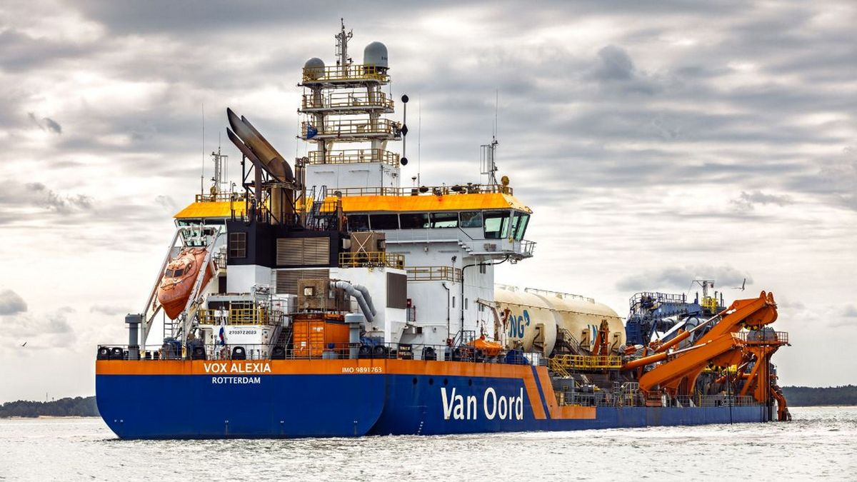 Na zdjęciu statek Vox Alexia, który pogłębia dno Zatoki Gdańskiej na potrzeby budowy pływającego terminala LNG