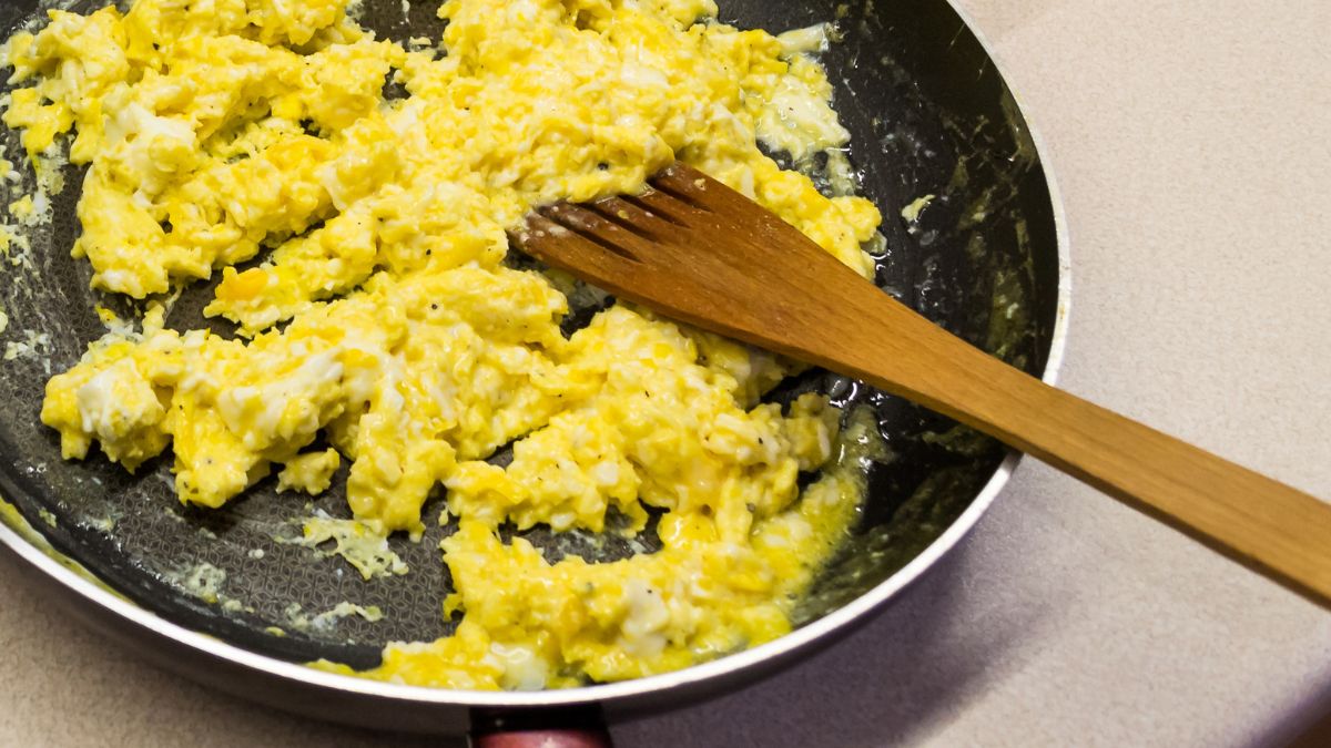 Biorę dwa jajka i wlewa 2 łyżki. Jajecznica wychodzi kremowa jak nigdy