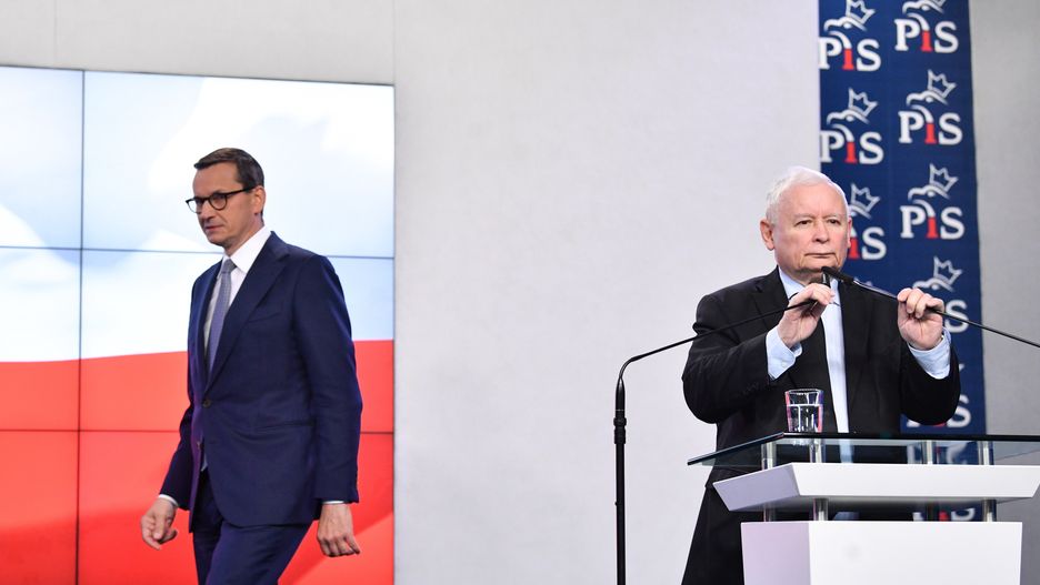 Warszawa, 15.09.2022. Premier Mateusz Morawiecki (L) i prezes Prawa i Sprawiedliwości Jarosław Kaczyński (P) podczas konferencji prasowej w siedzibie partii przy ulicy Nowogrodzkiej w Warszawie, 15 bm. (sko) PAP/Radek Pietruszka