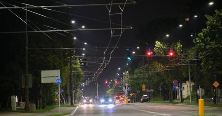 Latarnie uliczne włączą się wcześniej, ale też wcześniej zgasną. Miasto szuka oszczędności