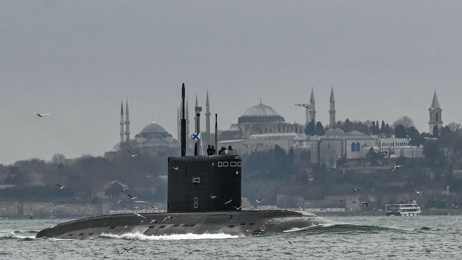 arch49
TOPSHOT - Russian Navy's diesel-electric Kilo class submarine Rostov-on-Don sails with an naval ensign of the Russian Federation, also known in Russian as "The Andreyevsky Flag" on it through the Bosphorus Strait on the way to the Black Sea past the city Istanbul as Sultanahmet mosque (L) and Hagia Sophia mosque (R) are seen in the backround on February 13, 2022. (Photo by Ozan KOSE / AFP)
OZAN KOSE