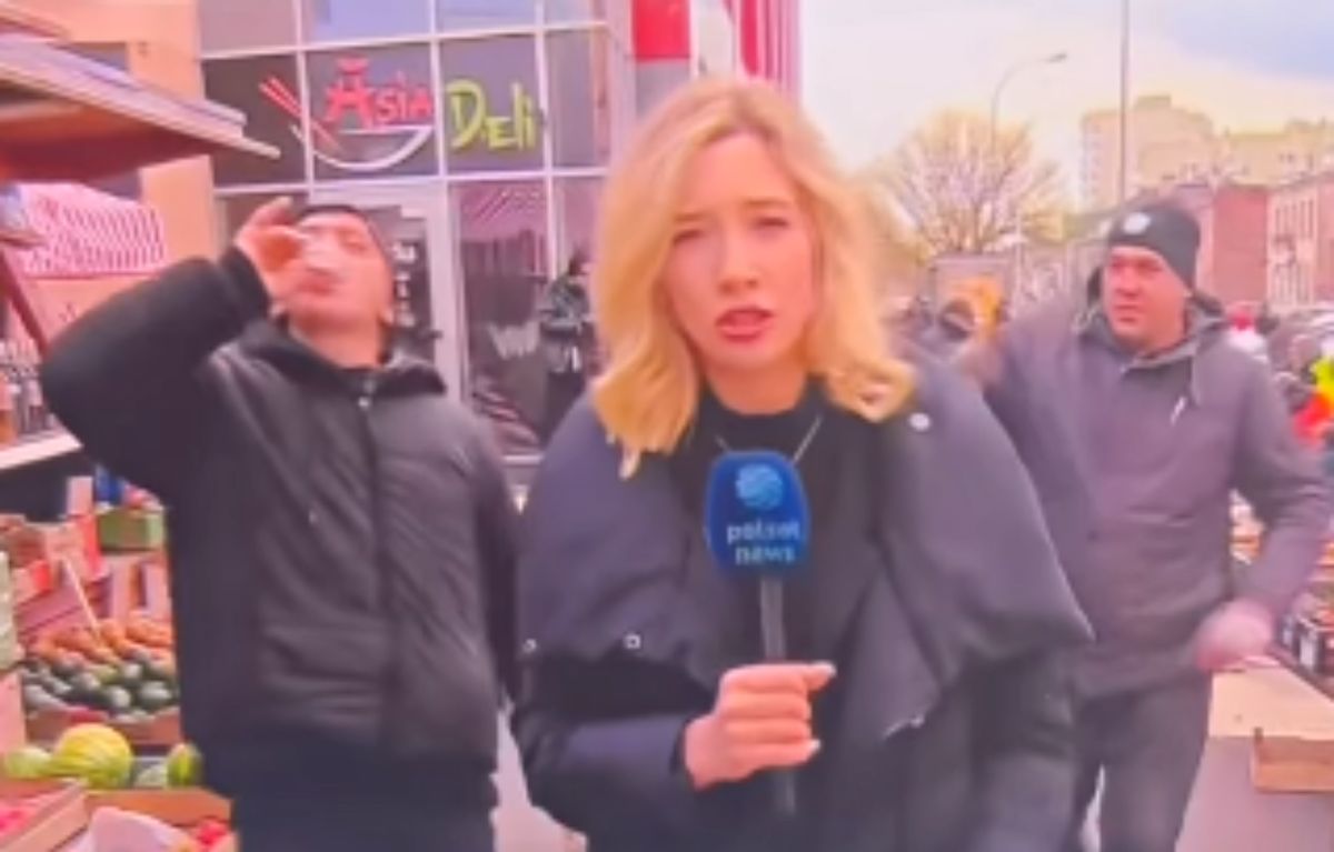Reporterka Polsat News, a w tle dwóch pijaków
