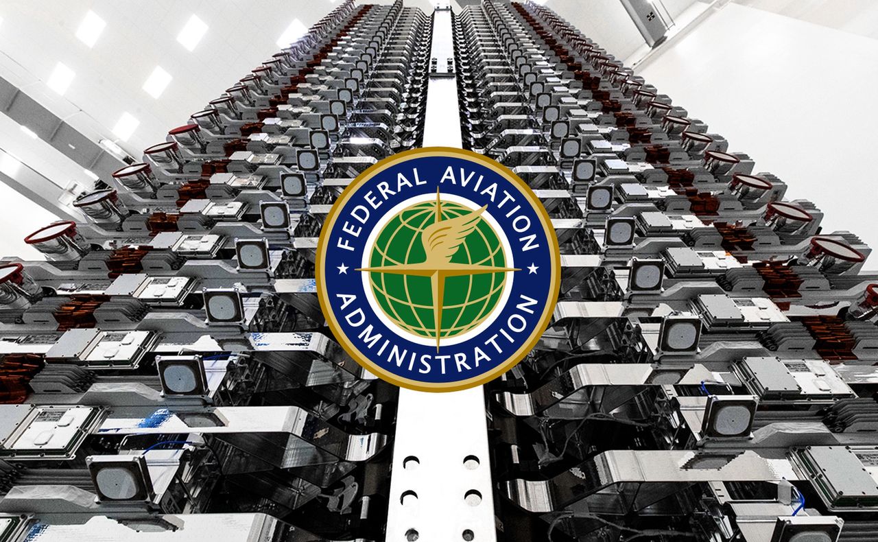 60 satelitów Starlink i logo FAA
