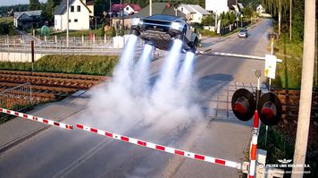 Tesla Roadster będzie latać. Internauci już wiedzą, co pójdzie nie tak