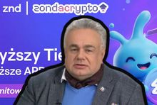 Tomasz Sakiewicz na tle grafiki promującej Zondacrypto