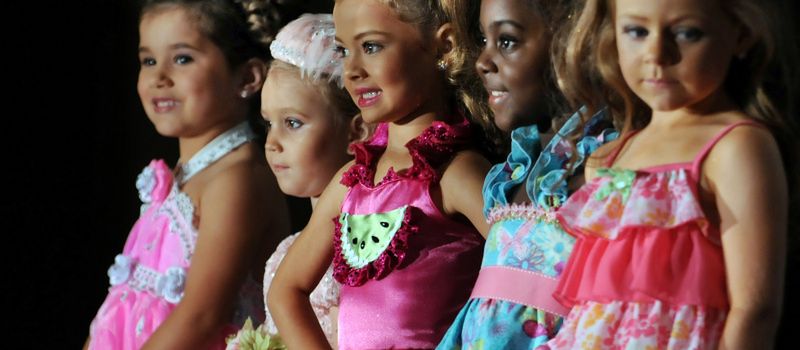 Mała Miss i Mały Mister. Wpływ konkursów piękności na psychikę dzieci