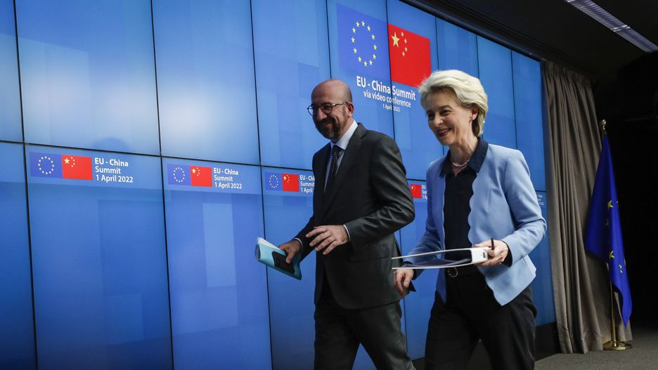 European Commission President Ursula von der Leyen (R) and European Council President Charles Michel (L), during a press conference following an online EU China summit with Chinese President Xi Jinping, at the European Council building in Brussels, Belgium, 01 April 2022. EPA/OLIVIER HOSLET Dostawca: PAP/EPA.
