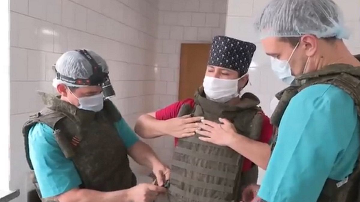 Rosyjscy lekarze byli zmuszeni operować w kamizelkach kuloodpornych