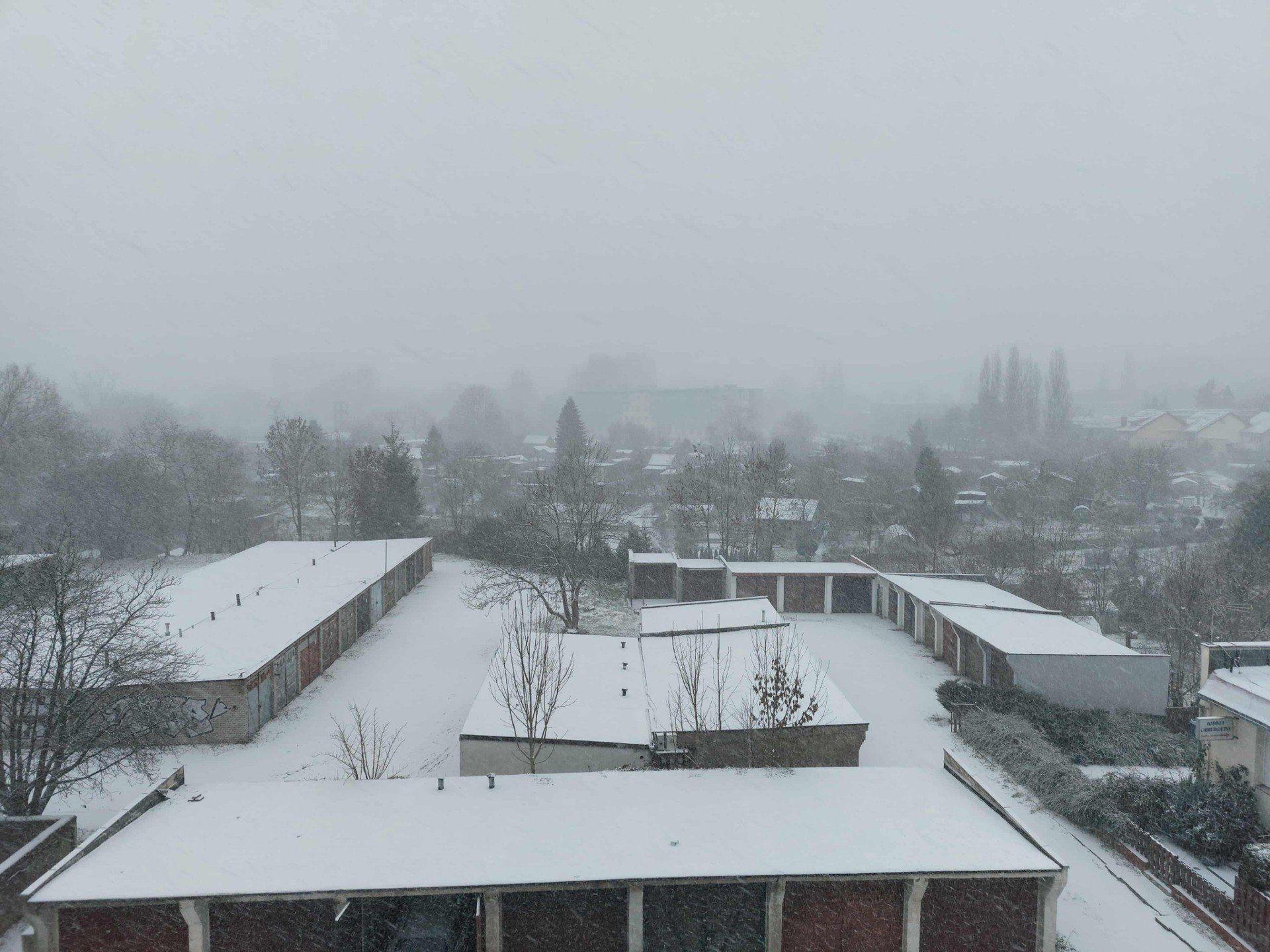 Poniedzakowy poranek przywita nas intensynymi opadami niegu.