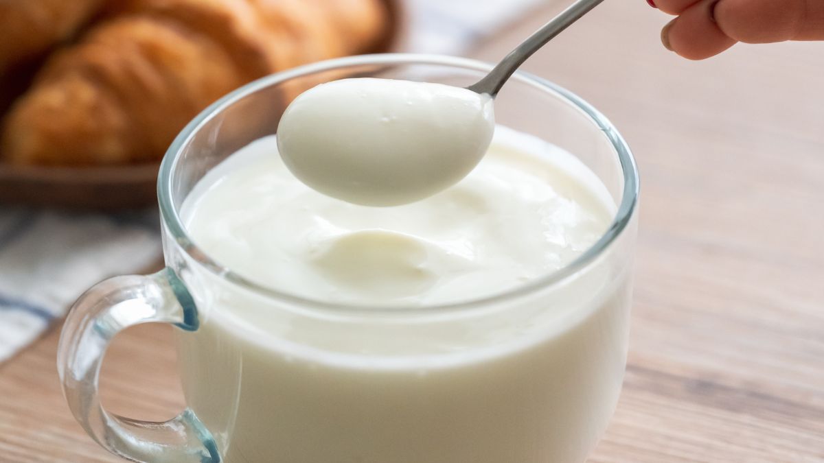 Michał Wrzosek sprawdza jakość nowego jogurtu z Biedronki