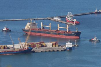 Tankowiec w ogniu po ataku dronów. Rynki paliw reagują skokiem cen