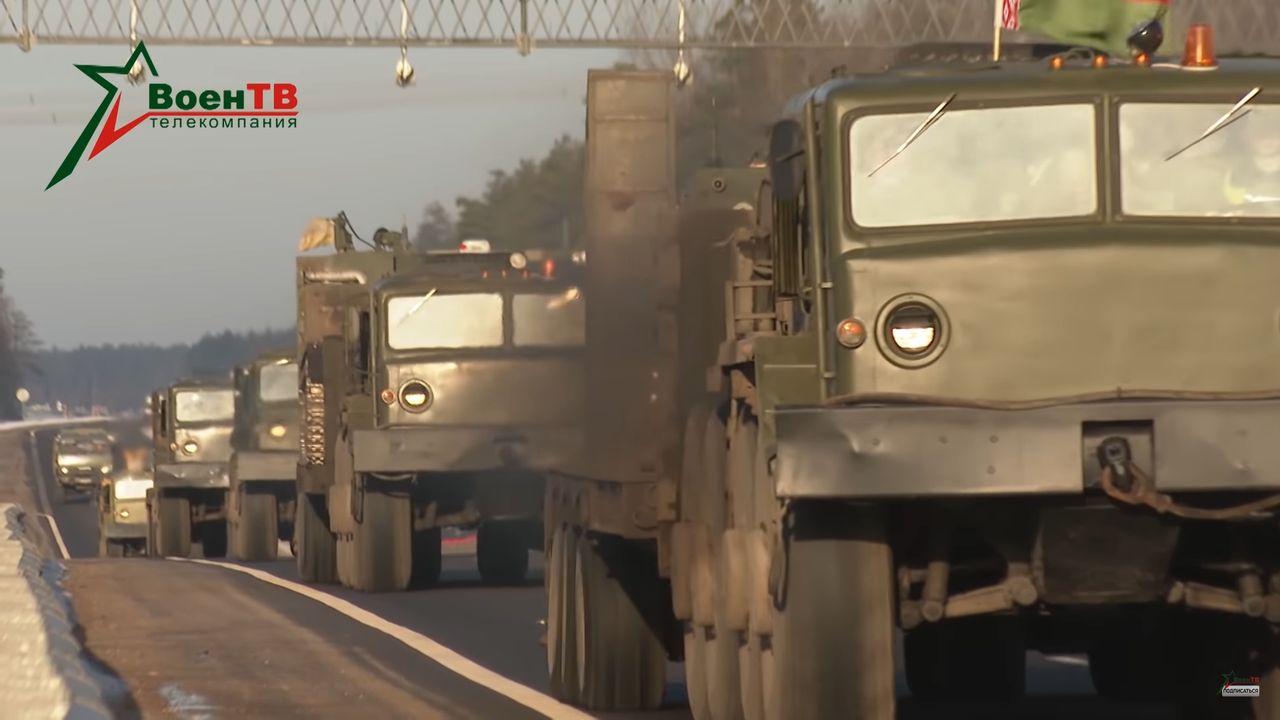 Ciągniki wojska białoruskiego podczas transportu w trakcie ćwiczeń