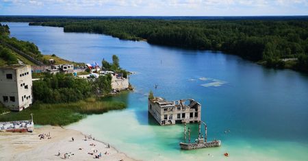 Błękitna laguna w zalanym wyrobisku. "Bawimy się w miejscu ludzkich dramatów"