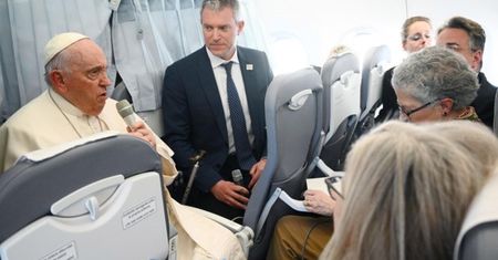 Zaskakujące słowa papieża w samolocie. Ujawnił, że trwa tajna misja