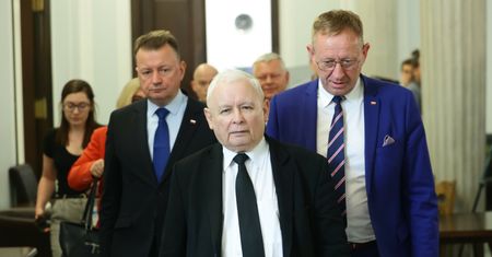Kaczyński przejął się oburzeniem prawicy po tekście WP. Kulisy zawieszenia ministra z PiS